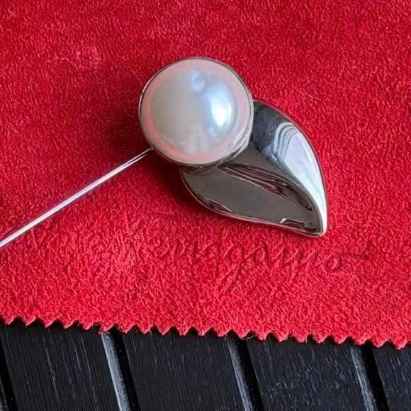 RARE Ferragamo Timeless Pearl Brooch Silver Lapel Hat Stick Pin - Picture 4 of 7